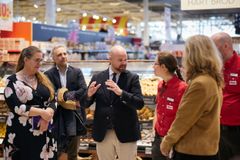 Vid ett butiksbesök på ICA Maxi i Nacka presenterade Svensk Dagligvaruhandel ett antal konkreta reformförslag för att stärka Sveriges livsmedelsberedskap för landsbygdsminister Peter Kullgren. Från vänster:  Ulrika Dahlin, beredskapsansvarig Svensk Dagligvaruhandel, landsbygdsminister Peter Kullgren, Emma Nilsson Billefors, handlare ICA Maxi Nacka och Karin Brynell, vd Svensk Daglgivaruhandel.