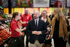 Vid ett butiksbesök på ICA Maxi i Nacka presenterade Svensk Dagligvaruhandel ett antal konkreta reformförslag för att stärka Sveriges livsmedelsberedskap för landsbygdsminister Peter Kullgren. Från vänster: Emma Nilsson Billefors, handlare ICA Maxi Nacka, landsbygdsminister Peter Kullgren, Ulrika Dahlin, beredskapsansvarig Svensk Dagligvaruhandel och Karin Brynell, vd Svensk Daglgivaruhandel.