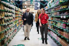 Vid ett butiksbesök på ICA Maxi i Nacka presenterade Svensk Dagligvaruhandel ett antal konkreta reformförslag för att stärka Sveriges livsmedelsberedskap för landsbygdsminister Peter Kullgren. På bilden: Landsbygdsminister Peter Kullgren, Karin Brynell, vd Svensk Daglgivaruhandel och Emma Nilsson Billefors, handlare ICA Maxi Nacka.