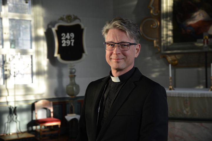 Magnus Pettersson är präst i Norrahammars församling. Han sadlade om till präst efter 25 år som elektriker. Om detta berättar han om i Växjö stifts rekryteringsfilm Min väg.