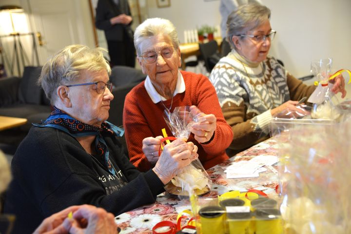 Ljushjälpen i Jönköpings församling tillverkade ljus som inbringade hela 250 000 kronor till Act Svenska kyrkans julinsamling. På bilden syns Ulla Ax, Ingegerd Gustafsson och Kerstin Lager.