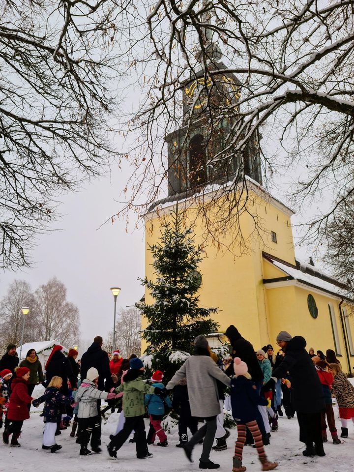 Älmhults församling bjuder in till julfrukost på juldagen, med mat, julsånger och dans runt granen.