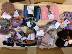 Hakarps stickcafé i Huskvarna pastorat har bidragit med ett tjugotal stickade alster.