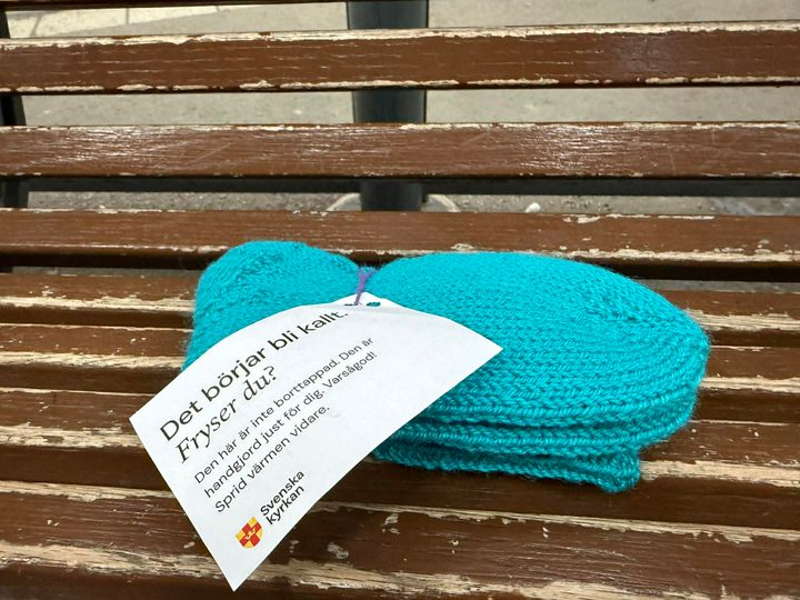 Svenska kyrkan överraskade med hemstickat i natt. Hundratals frivilliga har stickat och virkat värmande plagg som placerats ut på offentliga platser under natten.
