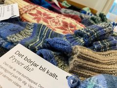 En etikett har fästs på plaggen som placerats ut på offentliga platser.