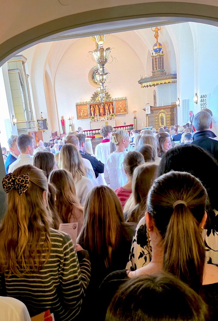 Fler går in i kyrkan. Bild från söndagens gudstjänst i Älmhults kyrka.