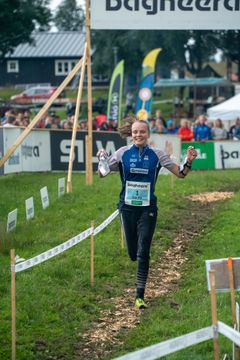 Eeva-Liina Ojanaho, Ounasvaaran Hiihtoseura springer i mål som vinnare i D18 Elit