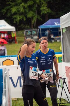 Lisa Risby (sjua) och Karolin Ohlsson (29:a) precis i mål. Karolin blodig efter att ha fått en pinne i pannan