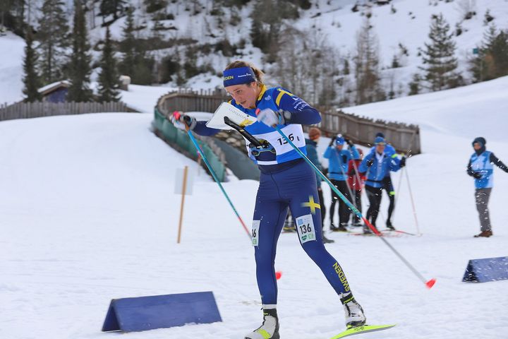 Magdalena Olsson leder världscupen i skidorientering inför de tre avslutande tävlingarna i Estland.