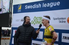 Emil Svensk blir intervjuad av Peter Andersson efter målgång.