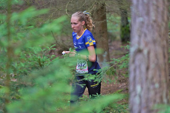 Junioren Alma Svennerud ersätter Sara Hagström på EM:s medeldistans. Bilden från Junior-VM där Alma tog brons på medeldistans tidigare i sommar.