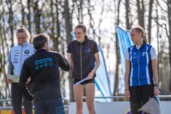 Svenska Orienteringsförbundets ordförande Anders Sahlén delar ut pris till vinnaren i D20E, Freja Hjerne. Till vänster tvåan Lucie Dittrichová och till höger trean Signe Hördegårdh.