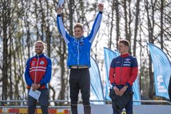 Anton Johansson jublar flankerad av tvåan Gustav Bergman och trean Matthias Kyburz.