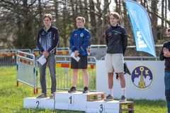 H18E-vinnaren Thybeck flankerad av tvåan Edvin Johansson Liljegren och trean Gustav Netz.