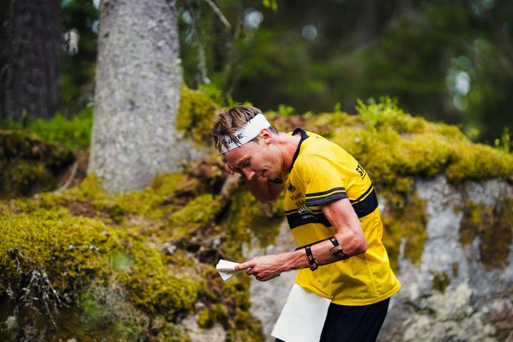 Emil Svensk springer i skogen och tar en kontroll