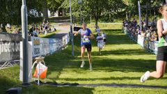 Hanna Lundberg, OK Renen, springer i mål som vinnare.