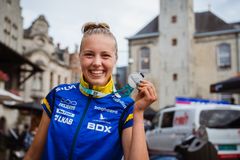 Hanna Lundberg med silverpengen.