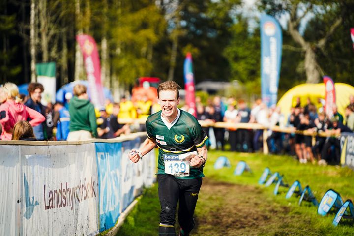 Simon Hector segerjublar när han springer i mål som SM-vinnare i långdistans