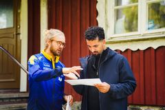 Gustav Bergman lär Filip Dikmen grunderna i orientering