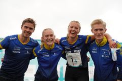 Segerlaget på sprintstafetten i Schweiz. Från vänster: Martin Regborn, Alva Sonesson, Hanna Lundberg och Jonatan Gustafsson.