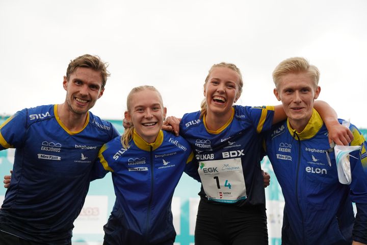 Segerlaget på sprintstafetten i Schweiz. Från vänster: Martin Regborn, Alva Sonesson, Hanna Lundberg och Jonatan Gustafsson.