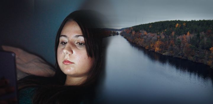 En person tittar på en skärm till vänster, medan en lugn naturvy med skog och vatten syns till höger.