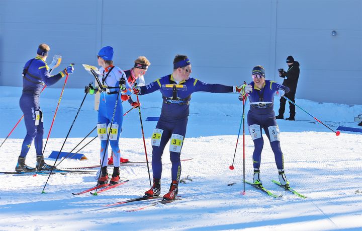 Jonatan Ståhl och Magdalena Olsson ligger fyra respektive etta i världscupen inför tävlingarna i Luleå. Bilden från när de tog guld på sprintstafetten vid EM i Finland i fjol.