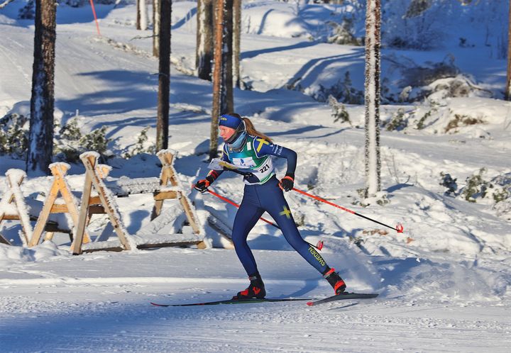 Minna Turesson på väg mot sista kontrollen och seger på JVM-sprinten i Luleå.