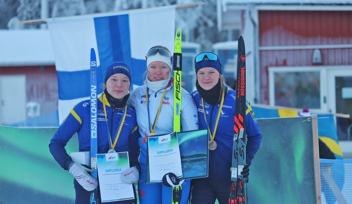 JVM-pallen efter medeldistansen. Från vänster: Tvåan Maja Lundholm, ettan Johanna Naskali och trean Minna Turesson.