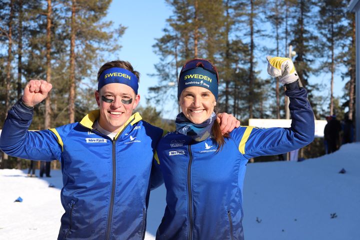 Jonatan Ståhl och Magdalena Olsson är två av flera svenska medaljhopp på VM i skidorientering i Japan. Bilden från när duon tog guld på sprintstafetten vid EM i Finland 2025.