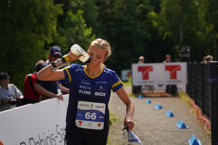 Hanna Lundberg drickandes Maurten under VM 2025