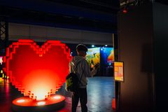 En av alla tusentals besökare under DreamHack som testade på The Compass Awakens