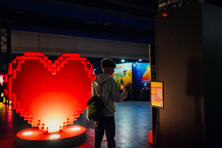 En av alla tusentals besökare under DreamHack som testade på The Compass Awakens