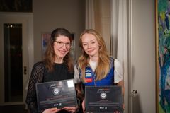 Malin Sonnerfjord och Thea Wennberg tar emot utmärkelserna inom Silva Care More