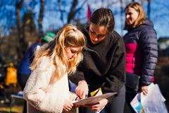 Mamma Lisa och dotter Ester läser karta