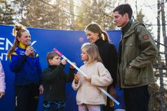 Familjen tillsammans med Karolin Ohlsson