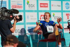 Hanna Lundberg njuter i ledarstolen efter individuella sprinten vid världscuppremiären i Schweiz. Nu har Hanna och hela det svenska laget laddat om för hemmavärldscupen i Lidköping och Skara.