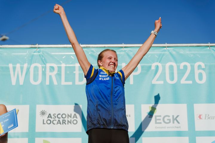 Hanna Lundberg sträcker händerna mot skyn efter segern i världscuppremiären 2026