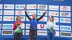 Felicia Persson jublar som guldmedaljör flankerad av tvåan Janka Mikes, Ungern och trean Anni Jantunen, Finland.