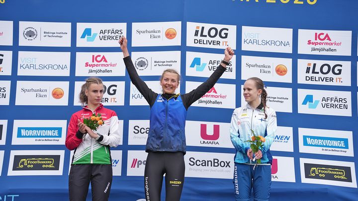 Felicia Persson jublar som guldmedaljör flankerad av tvåan Janka Mikes, Ungern och trean Anni Jantunen, Finland.