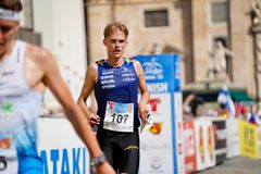 Isac von Krusenstierna korsar mållinjen som trea, precis bakom Finlands Akseli Ruohola.