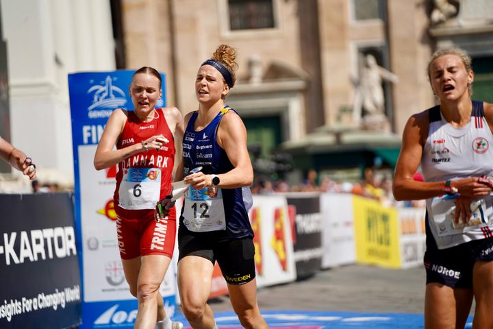 Karolin Ohlsson försvarar sitt VM-silver från 2024. Här har hon korsat mållinjen precis före trean Pia Young Vik och fyran Malin Agervig Kristiansson.