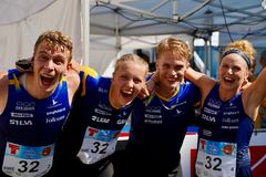 Jublande svenskt silverlag. Från vänster: Gustav Runefors, Hanna Lundberg, Isac von Krusenstierna och Karolin Ohlsson.