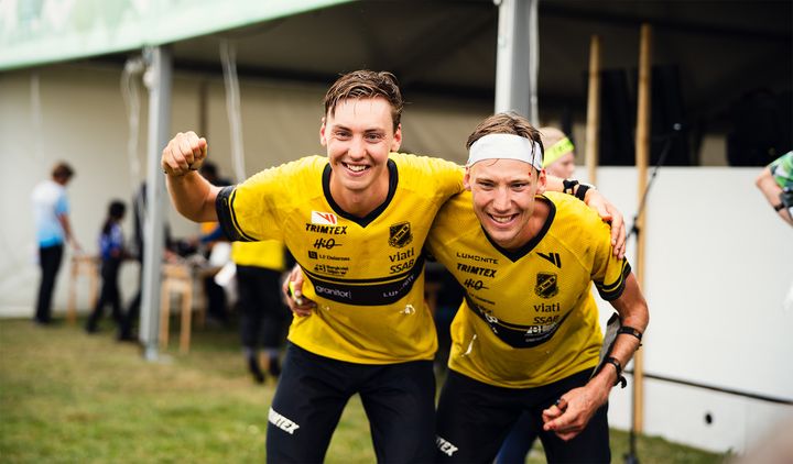 Viktor Svensk tar sin första totalseger i herrseniorklassen på O-Ringen närmast före de två senaste årens vinnare, storebror Emil Svensk.
