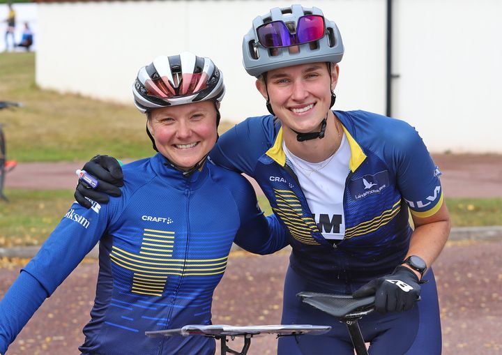Glada klubbkompisar från IKHP Huskvarna efter VM-sprinten. Gabriella Gustafsson tar silver och Tilda Palm U23-VM-guld.