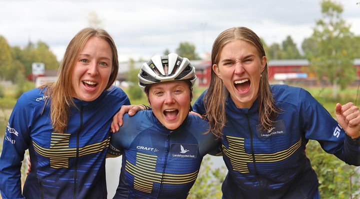 Sveriges damer avslutade ett succéartat MTBO-VM i Mora med silver på stafetten. Från vänster, Elvira Larsson, Gabriella Gustafsson och Tilda Palm.