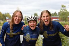 Sveriges damer avslutade ett succéartat MTBO-VM i Mora med silver på stafetten. Från vänster, Elvira Larsson, Gabriella Gustafsson och Tilda Palm .