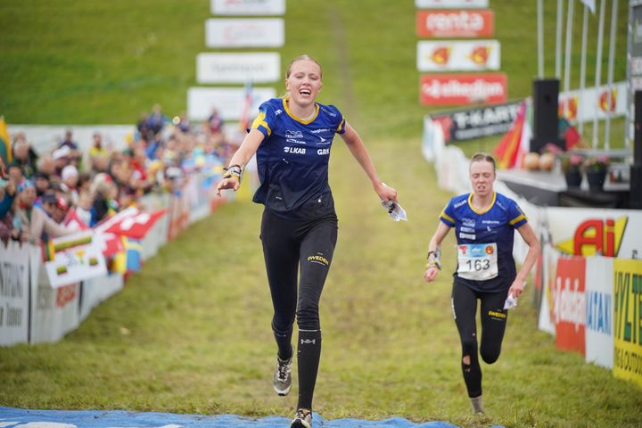 Hanna Lundberg korsar mållinjen som guldmedaljör på EM medeldistans.