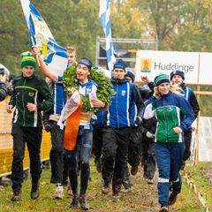 Laget springer i mål tillsammans