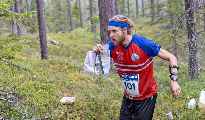 Gustav Bergman på väg mot seger på SM ultralång 2024 i Grövelsjön. Nu går mästerskapet åter i Dalarna, strax utanför Falun.
